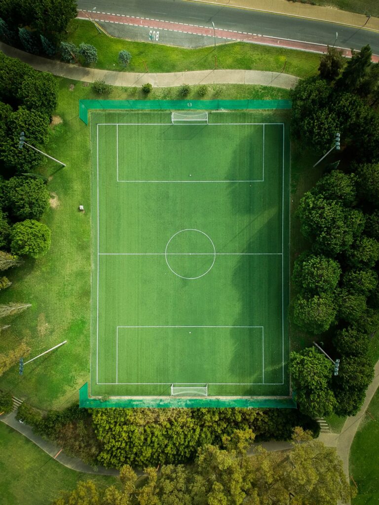 foto aerea di un campo mantenuto verde con un impianto irrigazione campo da calcio ì